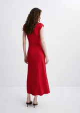 Vestido midi color rojo, sin mangas, con cuello redondo y diseño ajustado en el torso con falda de corte acampanado.