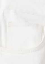 Jeans blancos de diseño balloon y tiro alto, con cinco bolsillos, trabillas para cinturón y cierre de botones.