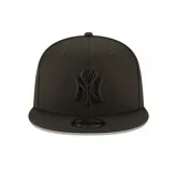 Gorra New Era color negro con logo de los New York Yankees bordado en el frente.