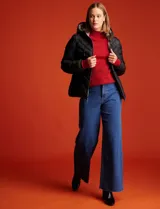 Campera de abrigo verde esmeralda, marca Michael Kors. Diseño acolchado con cierre metálico central, capucha no desmontable con cordón de ajuste y bolsillos verticales delanteros. Incluye bolsa autoportante.