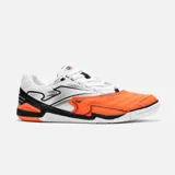 Championes de fútbol sala Joma modelo Cancha, con diseño en color blanco y naranja, con detalles en negro. Presenta una estructura reforzada para mayor protección y suela diseñada para superficies de interior.