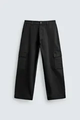 Pantalón cargo de corte relajado confeccionado en tejido de algodón con elasticidad. Presenta bolsillos laterales tipo cargo con solapa en las perneras, bolsillos frontales y bolsillos traseros de doble vivo. Cierre frontal con cremallera y botón.