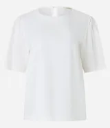 Blusa de viscolino color amarillo pálido, con cuello redondo y mangas cortas abullonadas.