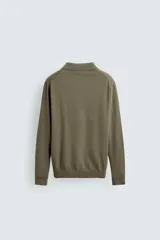 Polo de punto de corte regular fit, confeccionado en una mezcla de algodón. Presenta cuello solapa con abertura frontal, manga larga y acabados en rib en puños y bajo.