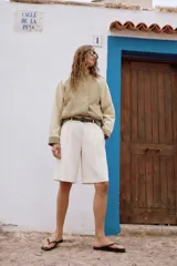 Cazadora acolchada de diseño bicolor en tonos beige y tostado, con cuello subido, manga larga con trabillas, bolsillos delanteros con botón a presión y cierre frontal de botones a presión.