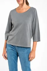 Remera de algodón lavada color gris, de corte al cuerpo, con escote redondo y mangas 3/4.