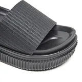 Sandalias tipo ojota color negro, con faja superior de textura geométrica, plataforma alta y suela estriada.