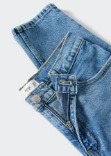 Jeans mom fit de tiro alto y lavado clásico, con cinco bolsillos, trabillas para cinturón y cierre frontal de cremallera y botón.