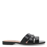 Sandalias tipo zueco de cuero color suela, con puntera cuadrada, suela plana y detalle de tachas metálicas doradas en la tira superior.