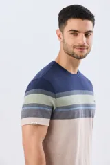 Remera de manga corta con diseño de franjas horizontales en tonos de gris, azul y beige, con escote redondo y pequeño bordado en el pecho.