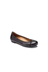 Ballerinas de cuero negro con diseño clásico de punta redondeada y suela de goma termoplástica. Incorporan tecnología Vio-Motion para soporte del arco y plantilla extraíble de EVA revestida en microfibra.