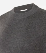 Vestido midi Marfinno de punto color gris oscuro, con cuello alto, mangas cortas amplias y diseño suelto.
