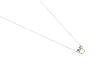 Collar plateado con dije de Minnie Mouse con moño dorado.