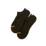Medias tipo soquete de corte bajo, color negro con detalles en amarillo. Presentan el logo de la marca tejido en la puntera y un detalle triangular en el tobillo. Cuentan con suela acolchada y arco reforzado para mayor soporte.