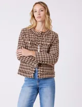 Chaqueta de tweed marca Nanette, color marrón y beige con estampado pata de gallo. Cuello redondo, abertura central, bolsillos delanteros y puños con botones perlados. Terminación desflecada y forro interno.