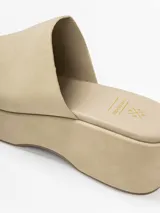 Sandalia plataforma de diseño minimalista con una sola tira ancha en el empeine y suela corrida.