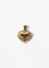 Dije de acero quirúrgico dorado con forma de corazón facetado.