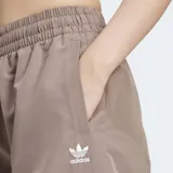 Pantalón cargo Adidas color marrón con corte holgado, cintura elástica con cordón ajustable, bolsillos laterales y bolsillos cargo. Presenta las tres rayas blancas características de la marca en los laterales.