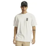 Remera blanca de manga corta, corte oversize, con estampa pequeña en el pecho de la marca Element.