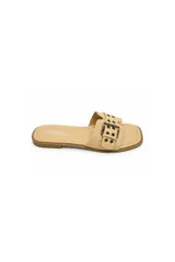 Sandalia plana color beige con tira ancha decorada con hebilla metálica y ojales. Presenta punta cuadrada y plantilla cómoda.