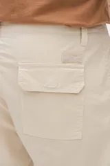 Bermuda cargo azul de gabardina con bolsillos laterales y bolsillos cargo con solapa y velcro.