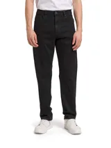 Pantalón de jeans negro para hombre, de corte recto y diseño clásico de cinco bolsillos, con cierre de cremallera y botón metálico.