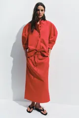 Falda midi de tiro medio confeccionada en algodón, con cintura elástica ajustable mediante cordones y bajo recto.