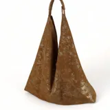 Maxi bolso gris con textura tejida, doble asa de hombro y forma trapezoidal.