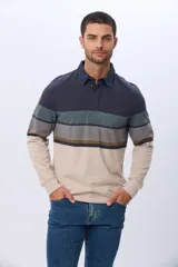Remera polo de manga larga con diseño de franjas horizontales en tonos azul, gris y detalles en bordó. Presenta cuello camisero con cierre de botones y puños elásticos.