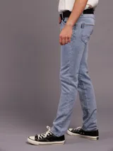 Jean de corte slim fit con cintura media, confeccionado en denim de tono azul claro con acabado lavado.