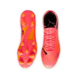 Championes de fútbol Puma Future 7 Play, color coral con detalles en negro y naranja.