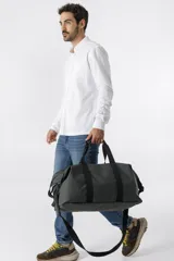 Camisa de hombre color azul marino, de piqué con cuello abotonado y manga larga.