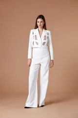 Pantalón de vestir blanco de corte sastrero, con silueta amplia de pierna recta y cintura alta.