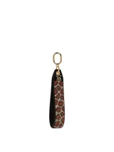 Llavero de muñeca con correa de diseño animal print decorada con brillos, herrajes dorados y dije colgante con logo.