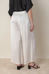 Pantalón palazzo negro de rayón y viscosa, con cintura elastizada, lazo y bolsillos laterales.