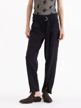 Pantalón de corte recto en color negro, confeccionado en tejido de punto con estructura. Presenta cintura alta con cinto integrado, bolsillos aplicados en el delantero y tajos frontales en el ruedo.