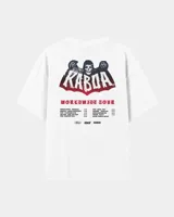 Remera oversize blanca de manga corta, con diseño gráfico en la espalda estilo tour de banda de música en color rojo y negro.