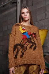 Sweater de lana color marrón con cuello redondo y diseño tejido con un jinete y caballo en colores amarillo, azul y rojo.
