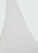 Musculosa blanca de punto fino con tirantes finos y escote en V.