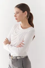 Remera negra de viscosa con cuello drapeado y mangas largas.