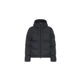 Campera puffer Stone Island en color azul oscuro, con capucha ajustable con cordones, cierre frontal de cremallera y bolsillos laterales. Cuenta con el parche icónico de la marca en la manga.