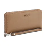 Billetera Guess modelo Remy de cuero sintético en color marrón con textura saffiano, cierre perimetral y correa de muñeca desmontable. Presenta el logo de la marca grabado en relieve en la parte frontal y herrajes metálicos plateados.