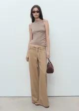 Pantalón de corte wide leg y tiro medio en tejido de mezcla de algodón y lino, con diseño de cinco bolsillos, trabillas y cinturón ajustable integrado.