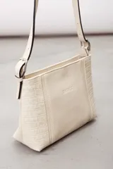 Cartera bandolera de cuero color negro, de diseño estructurado con panel central liso y laterales con textura efecto croco. Cuenta con correas ajustables y costuras a contratono.