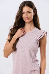 Remera de algodón color beige con sutil estampado, cuello redondo y mangas cortas con doble volado aportando volumen y un diseño femenino.