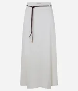 Pollera midi evasê color blanco, confeccionada en viscolino, con cintura alta y cinturón fino negro desmontable.