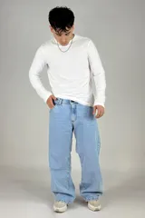 Pantalón jean celeste de corte amplio, estilo cargo, con bolsillos laterales y traseros.