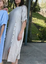 Vestido largo oversize de lino color verde lima, con mangas 3/4 y botones decorativos.
