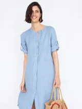 Vestido celeste de lino con escote en V y cierre frontal con botones.