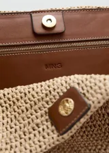 Bolso tipo tote de tejido de fibra natural en color beige, con doble asa larga de hombro en cuero sintético marrón.